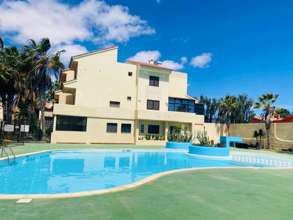 Surf & Chill 69, Quiet Oasis With Community Swimmingpool Casa vacanze